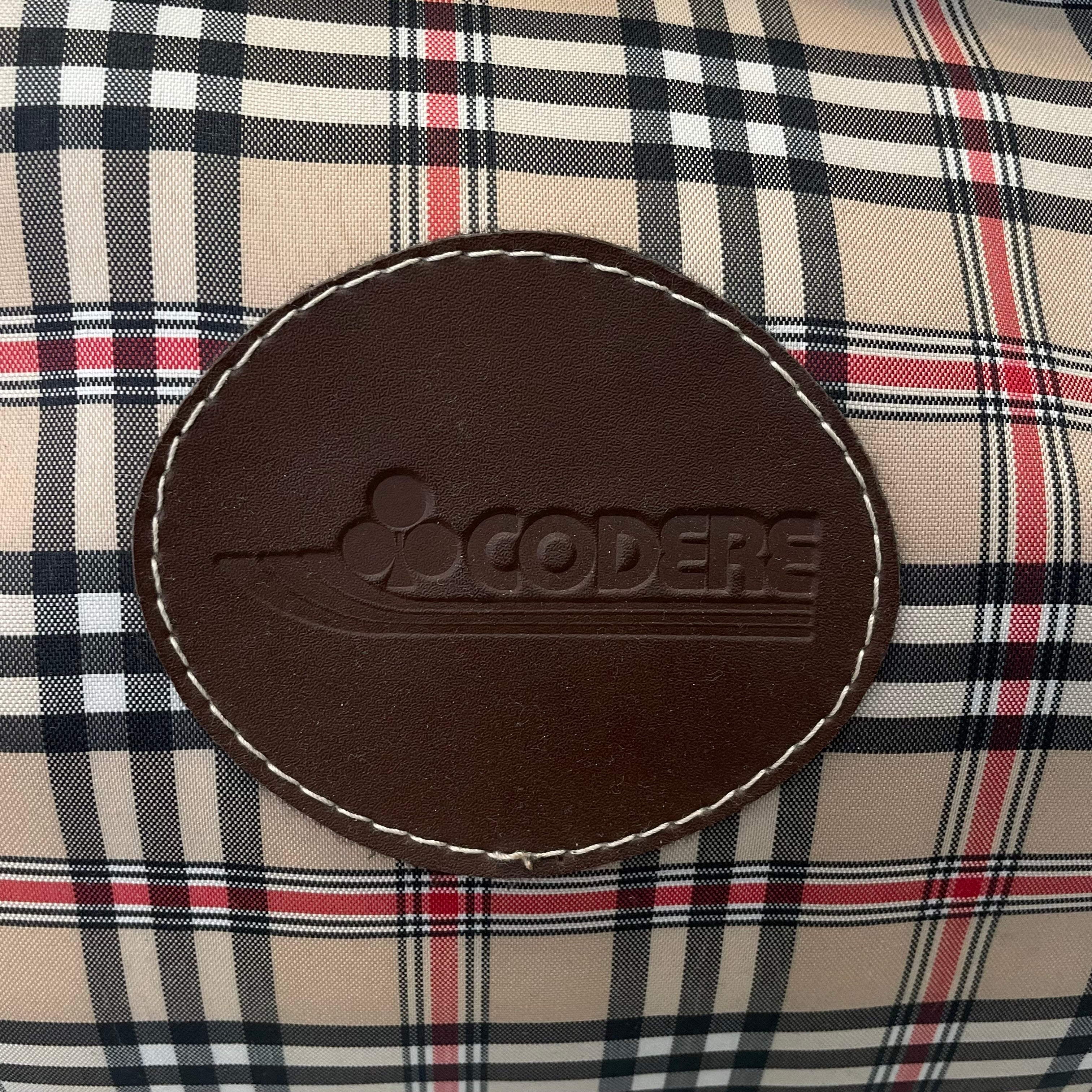 Título: Bolso de Viaje Estilo Duffle Vintage – Estampado Tartán Clásico "Codere"