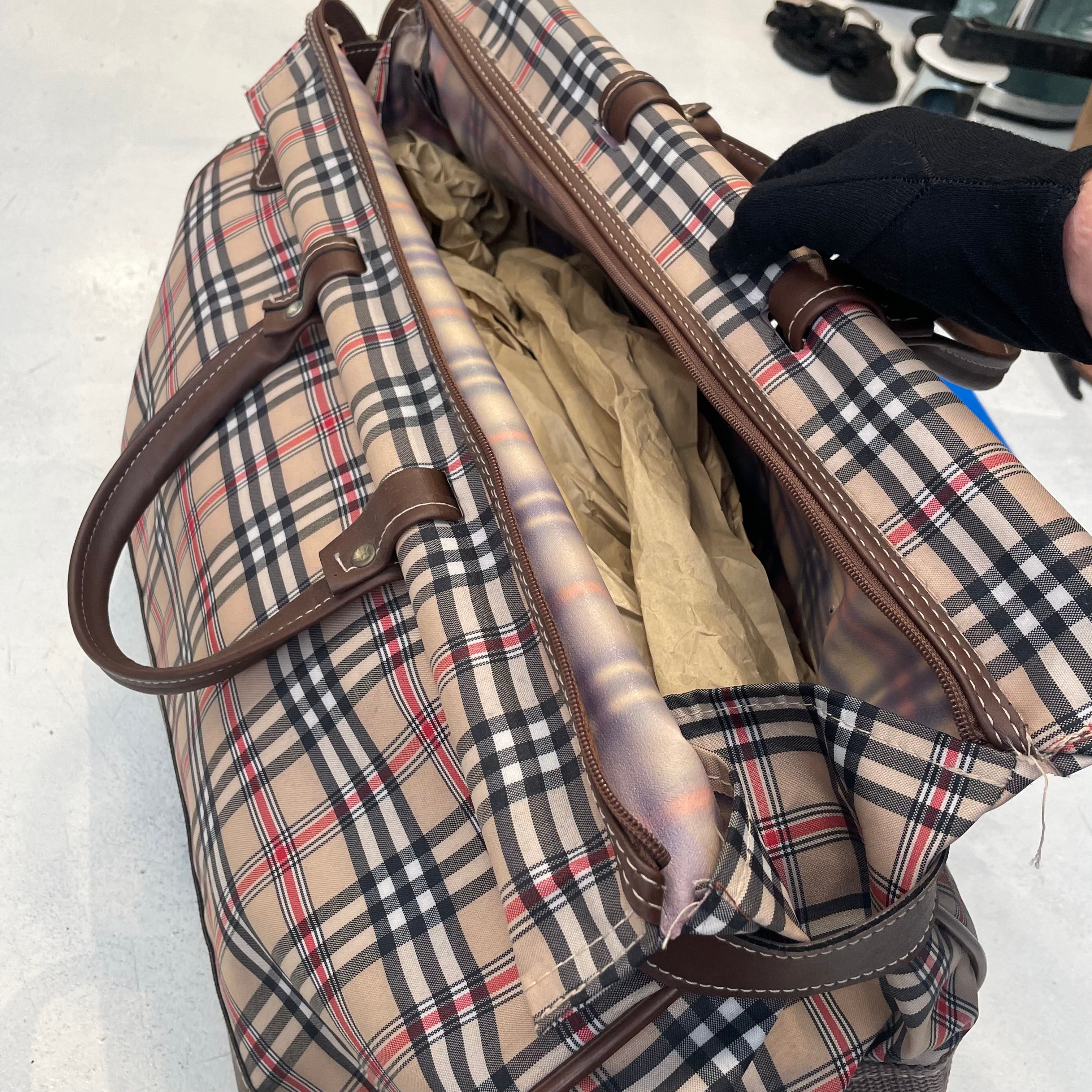 Título: Bolso de Viaje Estilo Duffle Vintage – Estampado Tartán Clásico "Codere"