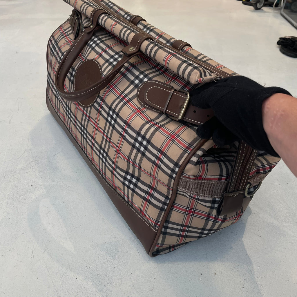 Título: Bolso de Viaje Estilo Duffle Vintage – Estampado Tartán Clásico "Codere"