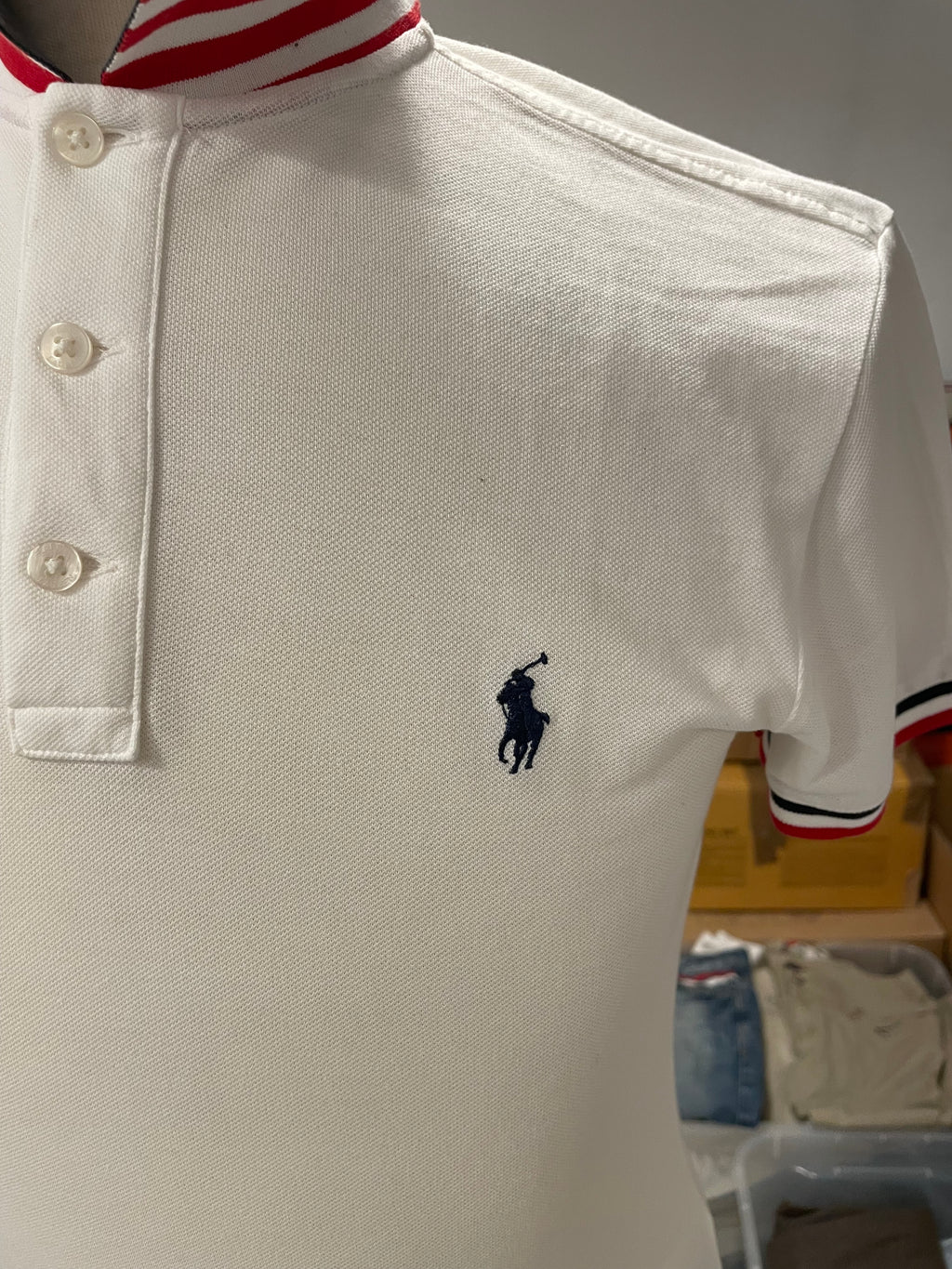 Polo Ralph Lauren Blanco Slim Fit con Cuello de Rayas Rojas y Blancas talla S