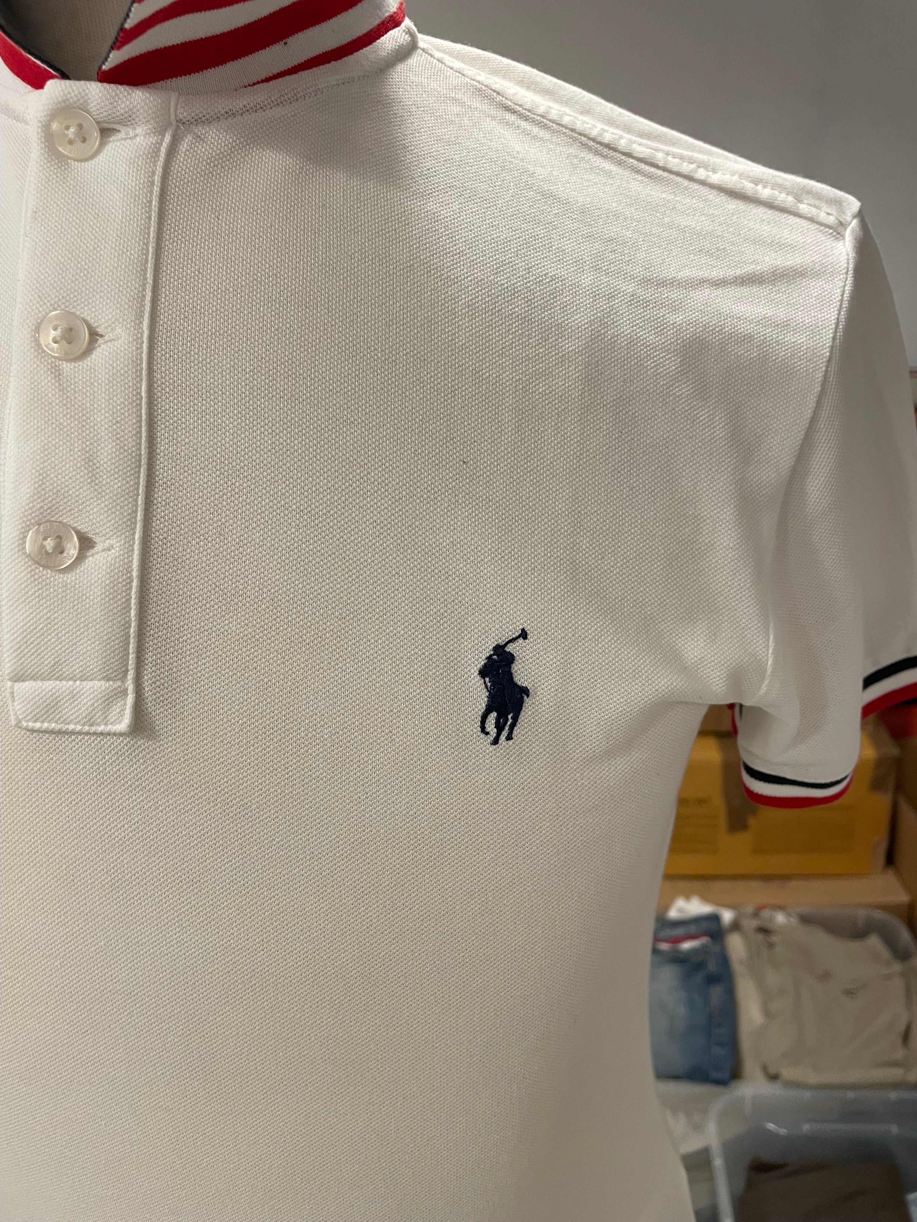 Polo Ralph Lauren Blanco Slim Fit con Cuello de Rayas Rojas y Blancas talla S
