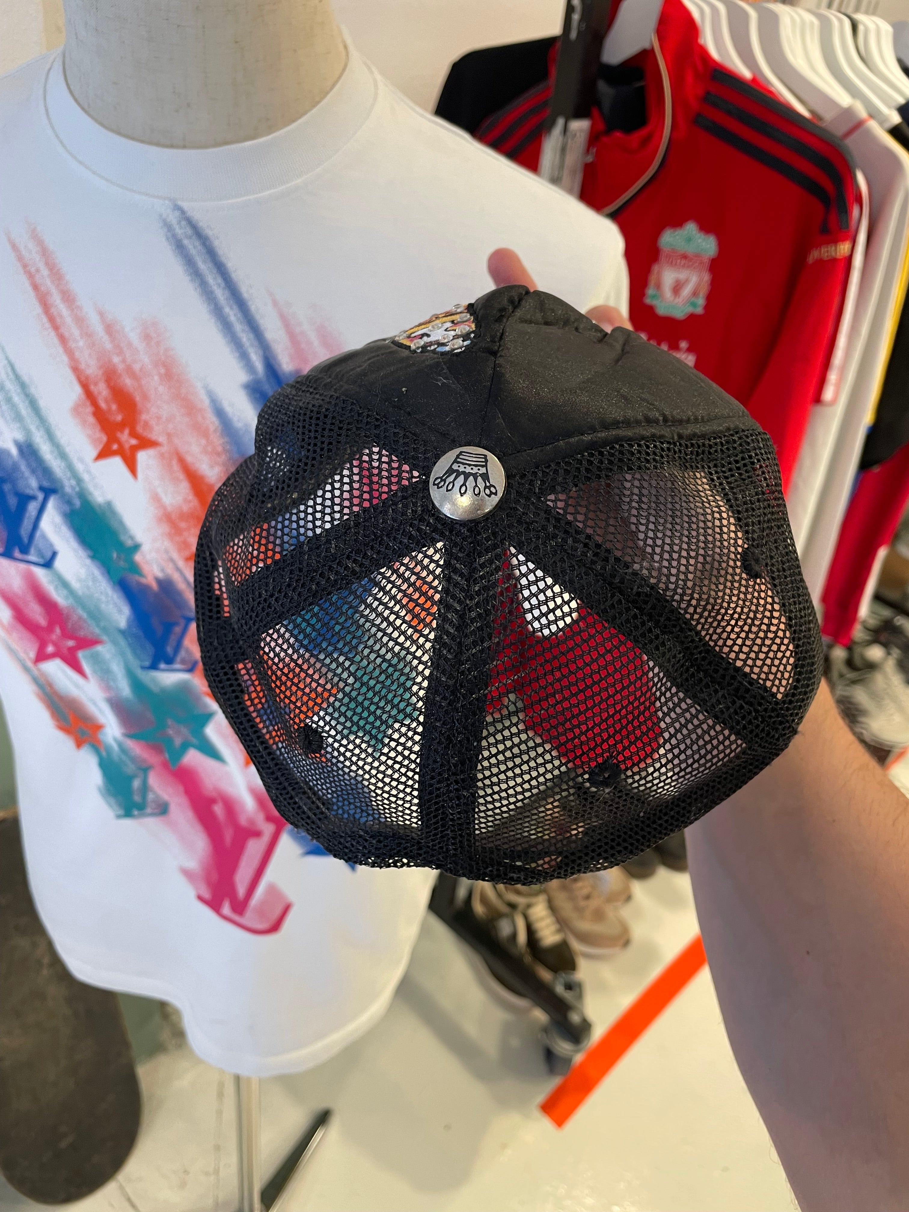 Gorra Trucker Negra COCOMAO - Bordado Daga Y2K con Cristales (Excelente Estado)